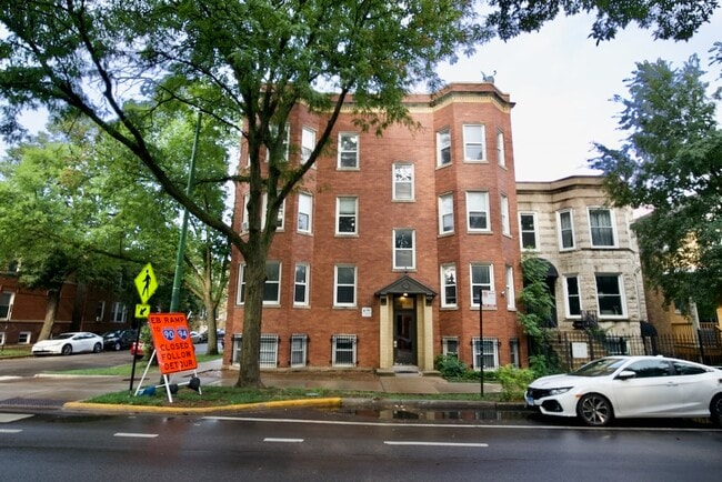 Building Photo - 2647 N Sacramento Ave