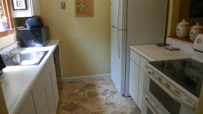 Building Photo - 201 Alden Dr