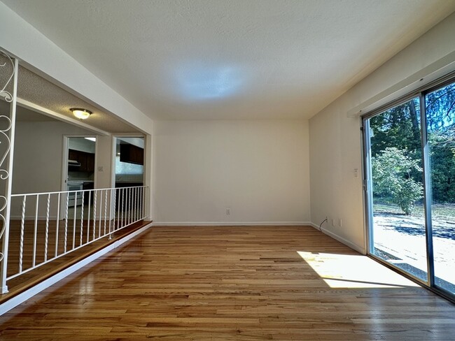 Building Photo - Beautiful 3 bedroom 2 bathroom home in Cit...