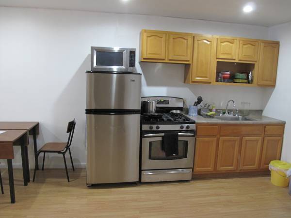 Building Photo - Huge 1 Bdr Apt with private backyard