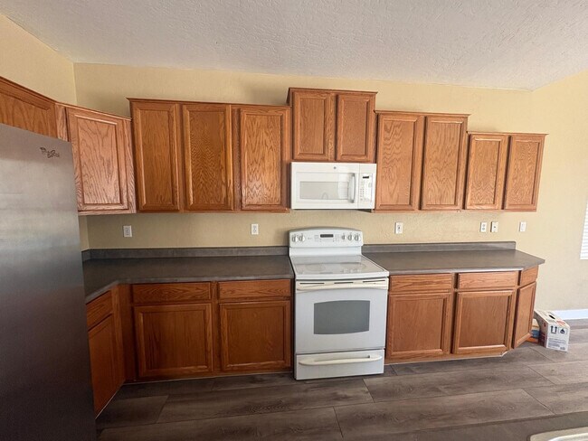 Foto del edificio - 2245 E Detroit St