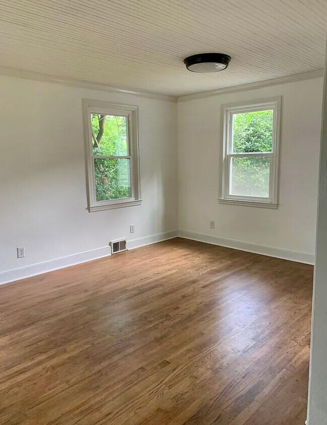 Building Photo - Adorable 3BR Rosewood Rental with Dreamy P...