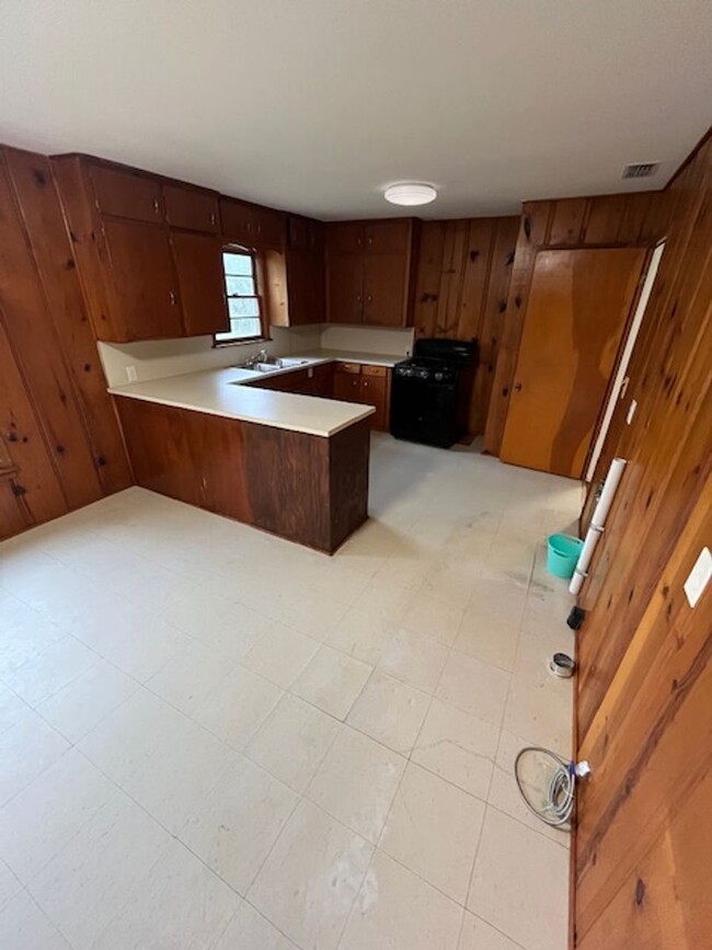 Building Photo - Beautifully Remodeled Home 3b2bth $1,300/mo.