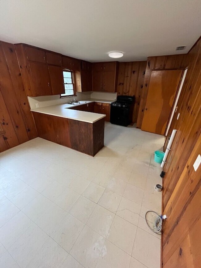 Foto del edificio - Beautifully Remodeled Home 3b2bth $1,300/mo.