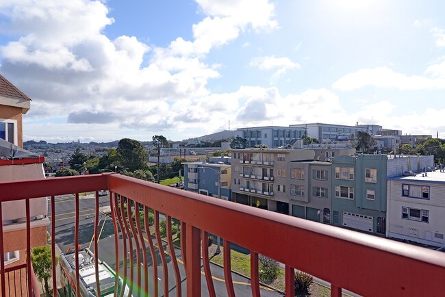 Building Photo - 490 33rd Ave