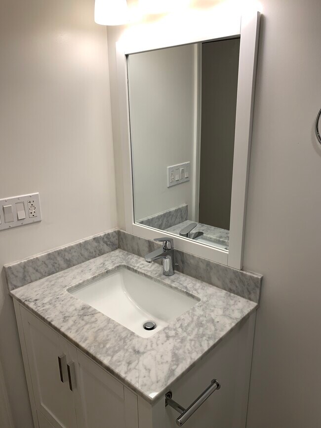 Building Photo - 90 Camelot Ct
