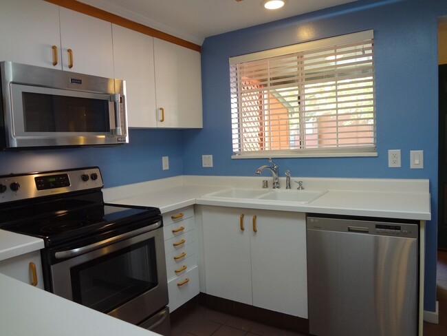 Building Photo - AVAILABLE NOW!!! Beautiful 3 Bed/2.5 Townh...