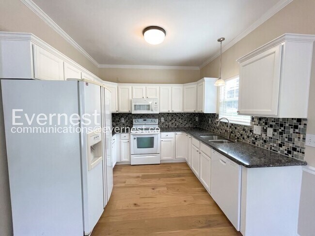 Foto del edificio - 3 Bed/2 Bath Home with Garage & Fenced Yard / Available Now!
