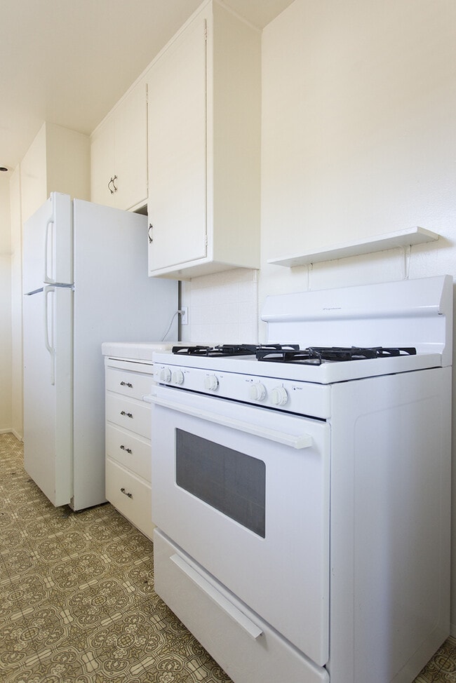 Building Photo - Charming Upstairs One Bedroom in Crown Poi...