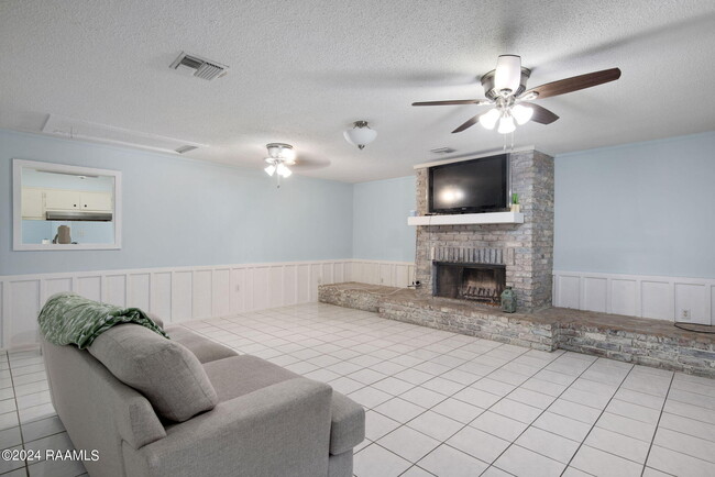 Building Photo - 507 E Broussard Rd