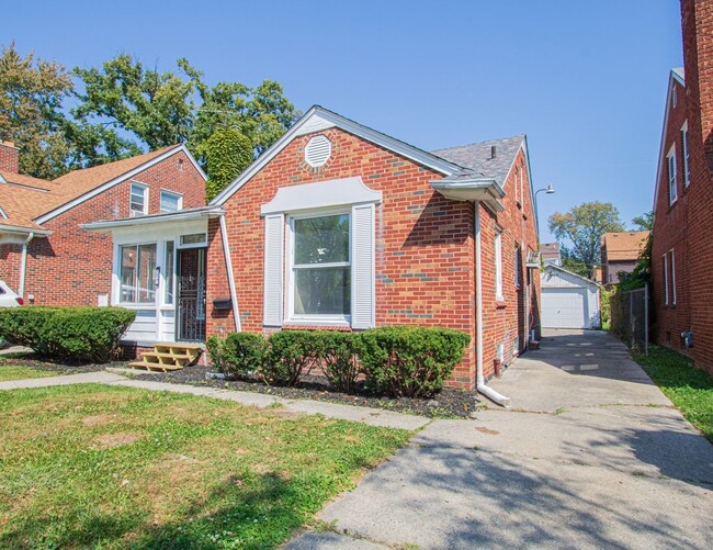 Building Photo - Spacious Three Bedroom home