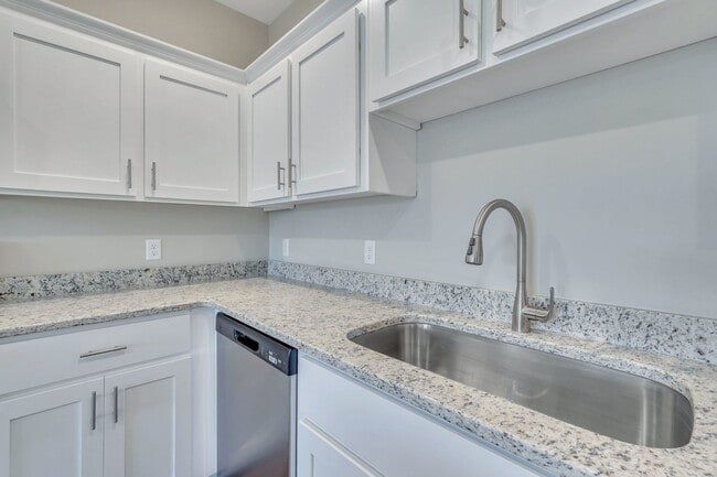 Building Photo - 102 Skye Dr