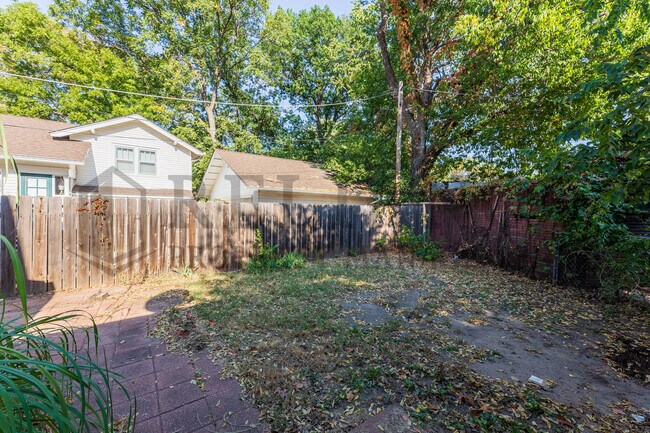 Foto del edificio - 1406 Woodrow Ave