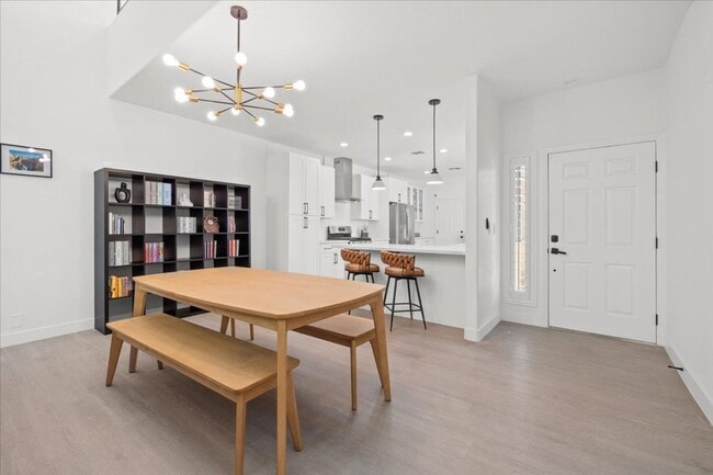 Foto del edificio - Modern, Elegant Fully Furnished 3 Bedroom ...