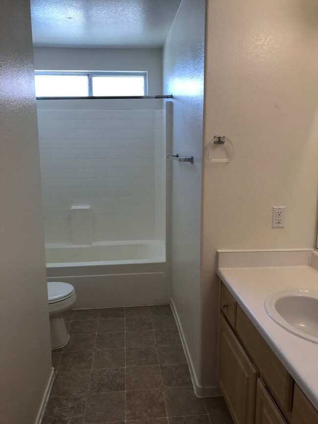 Building Photo - Newly Remodeled 4-bed, 2.5-bath. 3-Car Gar...