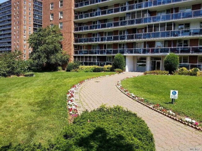 Foto del edificio - 98-20 62nd Dr