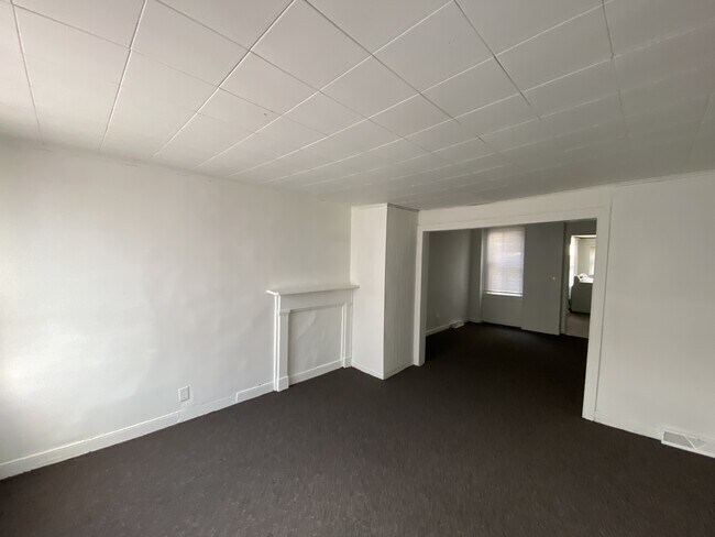 Building Photo - 152 N Newberry St
