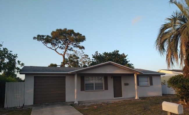 Building Photo - 3111 Primrose Dr
