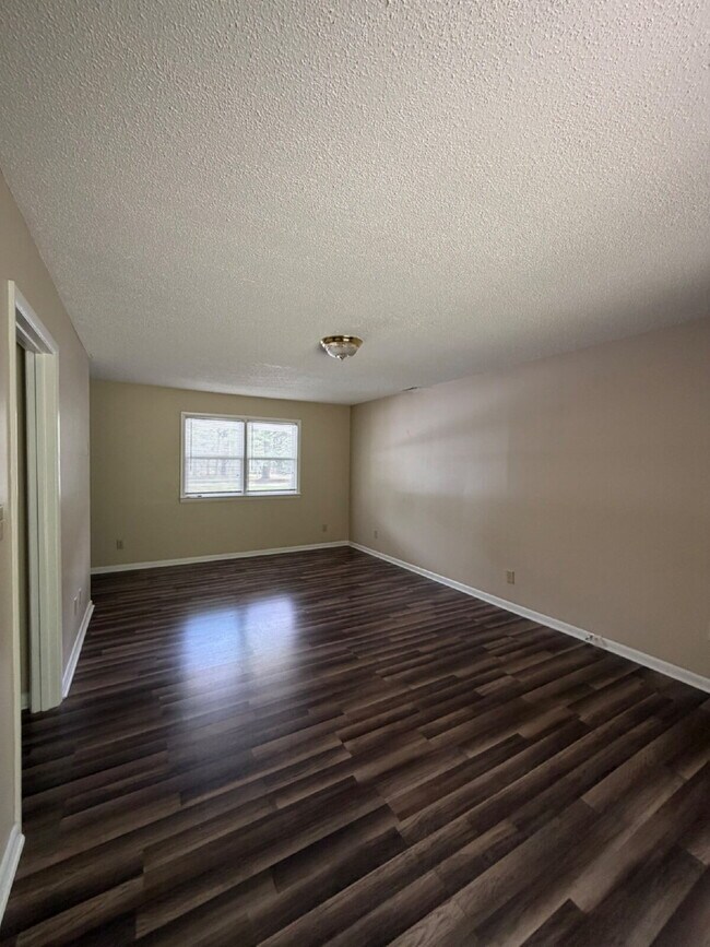 Foto del edificio - Immaculate 2 BR | 1 BA Apartment in Goldsboro *Water/Trash/Lawn Care Included!* Scott Hills Apts