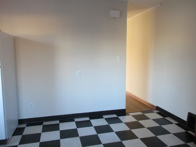 Building Photo - 1862 Kentwell Rd