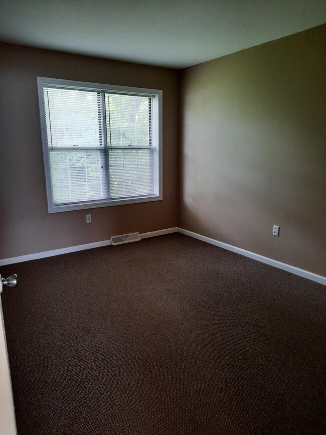 Building Photo - 142 Pickwick Pl