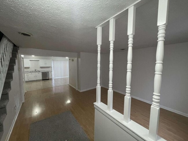 Foto del edificio - 121 Scenic Pk Pl