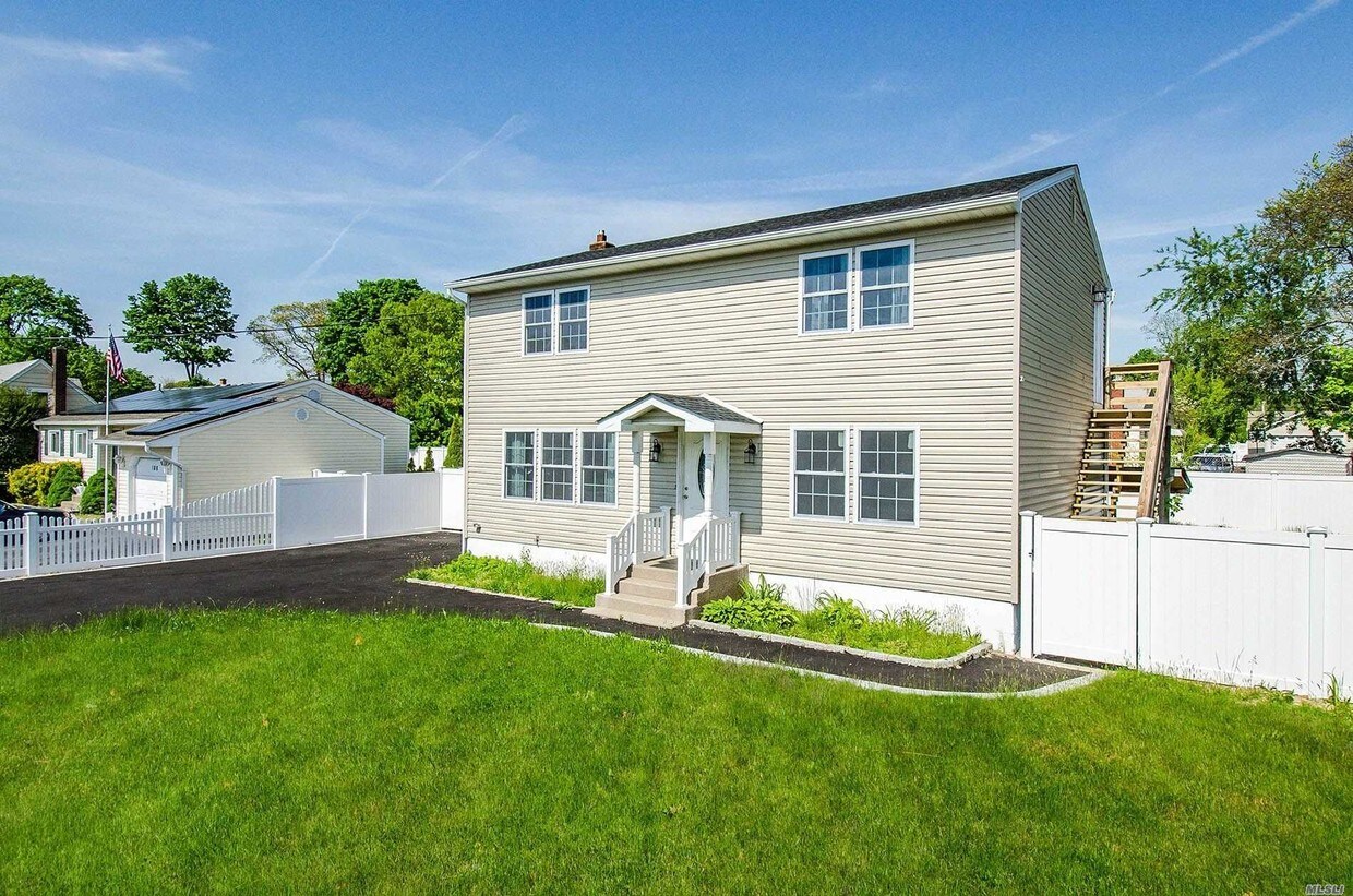 Foto principal - 196 Commack Rd