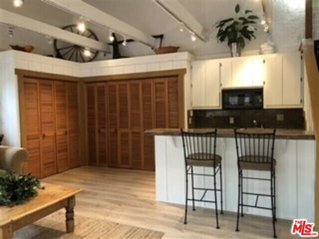 Foto del edificio - 808 Sierra Dr