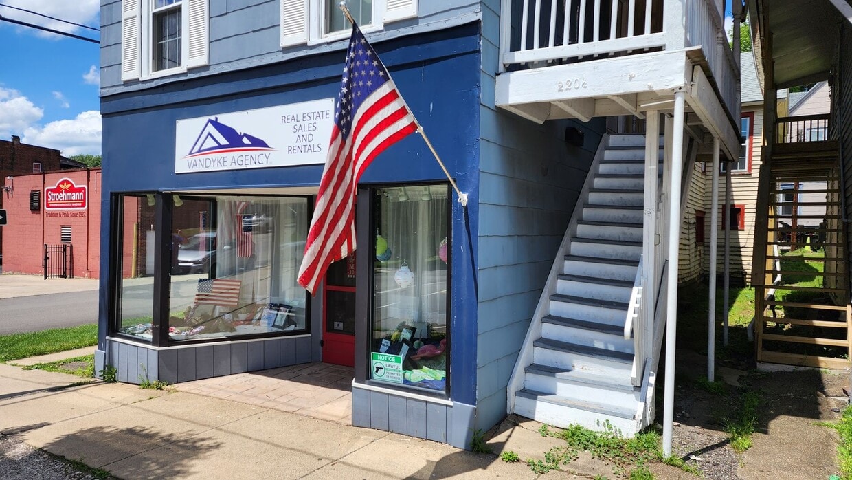 Primary Photo - 220 W State St