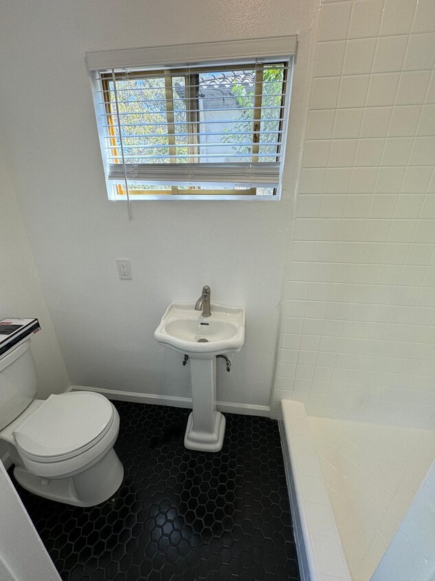 Primary Photo - 239 S Mansfield Ave