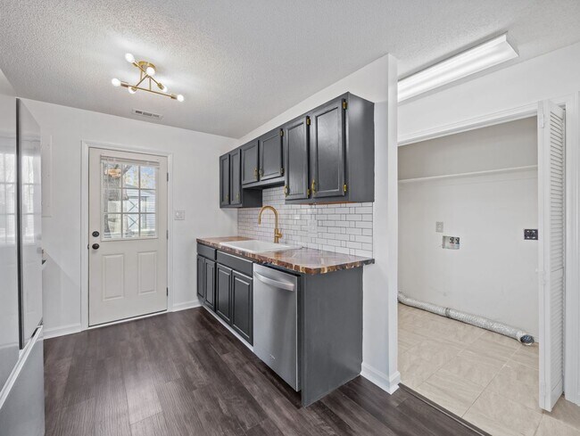 Foto del edificio - Welcome to New River Homes!