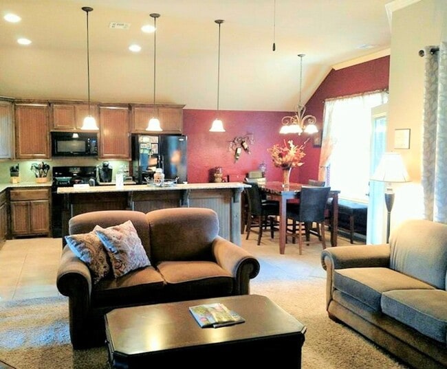 Building Photo - Beautiful Home Near Tinker & Boeing