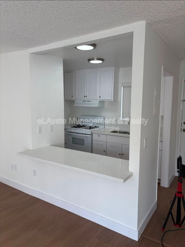 Foto del edificio - 6815 Kelvin Ave