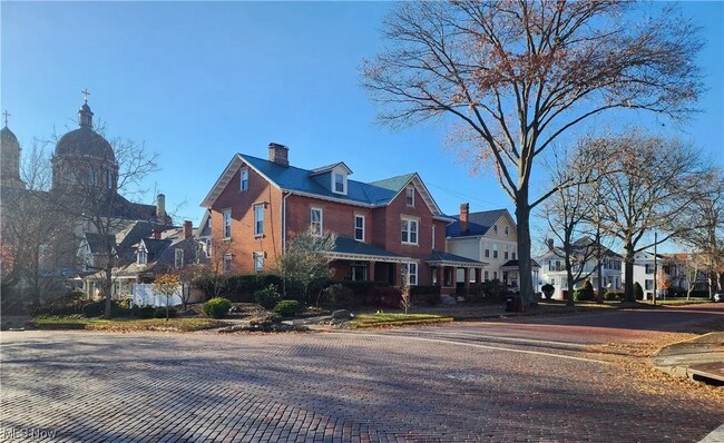 Building Photo - 503 5th St
