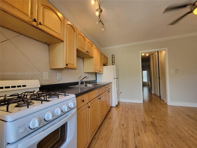 Building Photo - 441 Collins Ave