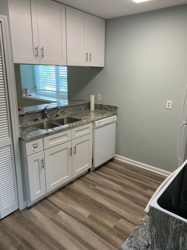 Building Photo - 2133 Oleander Pl