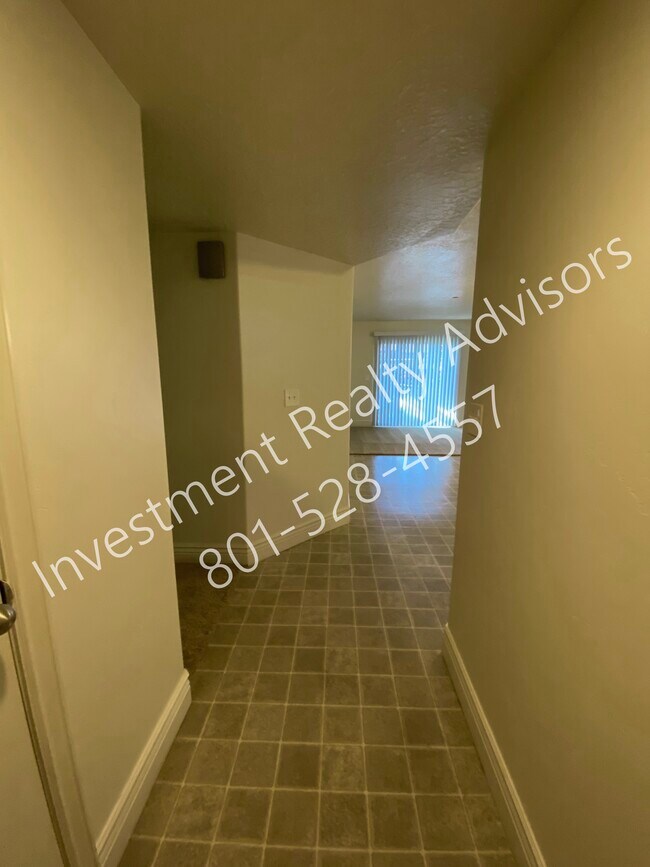Building Photo - Three Bedroom Condo in Sandy!