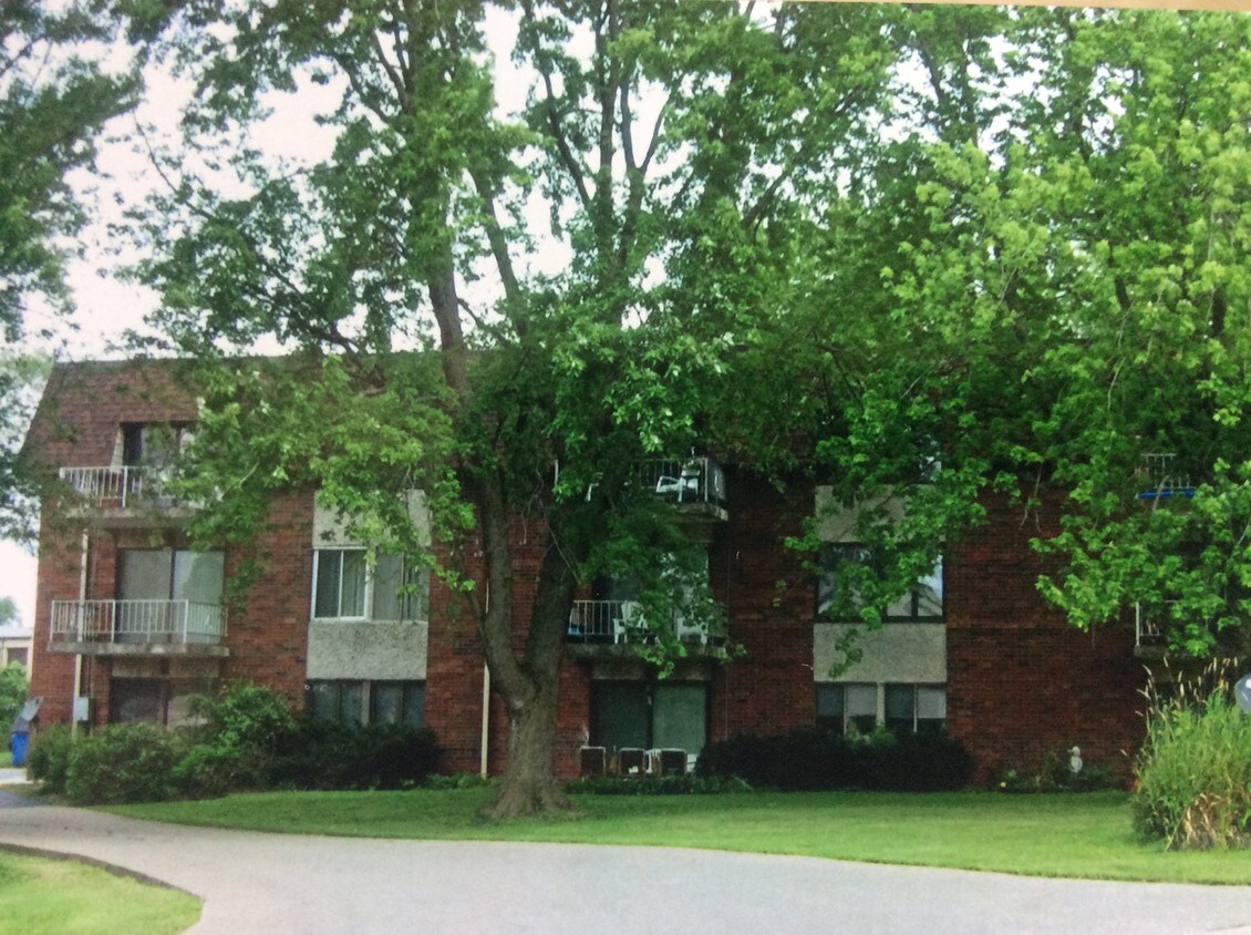 4 Manor Dr, Eldridge, IA 52748 Apartments in Eldridge, IA