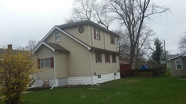 Building Photo - 218 N Ash St