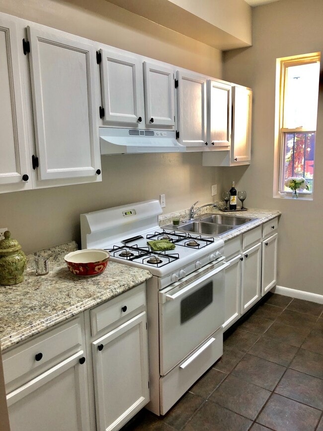 Foto del edificio - Gorgeous 3 Bedroom , 2 Level Townhome- Hardwood floors, Newly Renovated