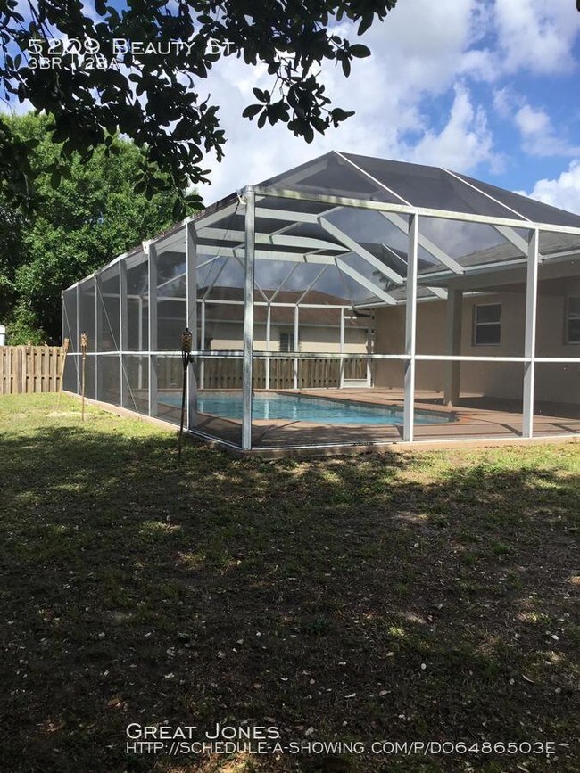 Foto del edificio - GREAT 3/2/2 POOL HOME WITH FENCED IN YARD!
