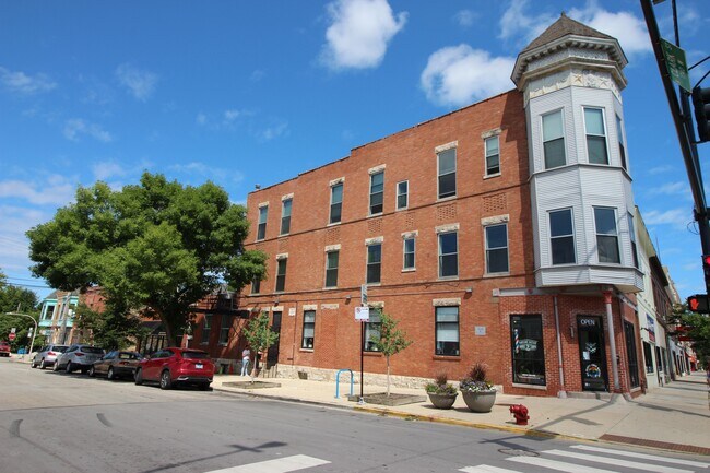 Building Photo - 7044 N Clark St