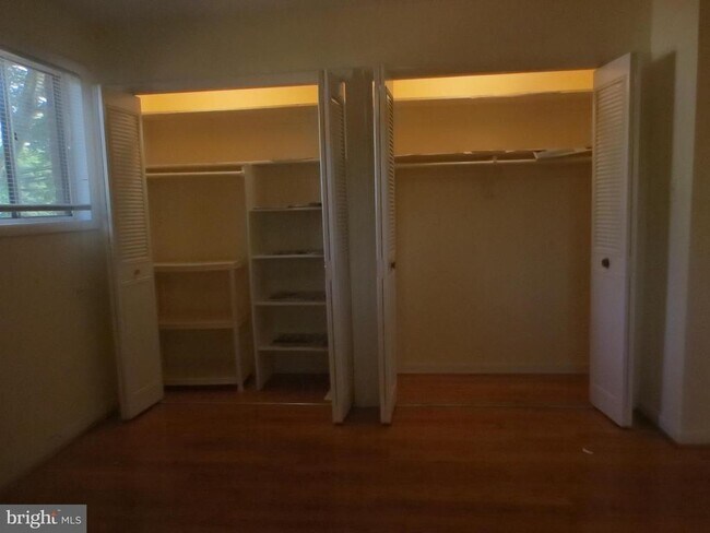 Foto del edificio - 8219 Tuckerman Ln