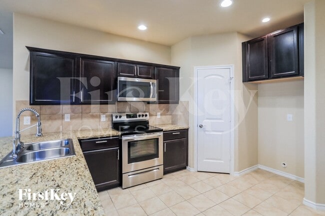 Foto del edificio - 522 Cantebury Park Ln