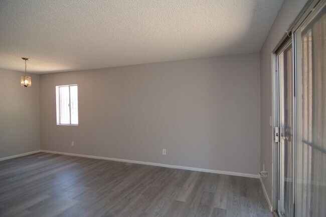 Building Photo - Charming 2 Bedroom 2 Bath Townhouse! South...