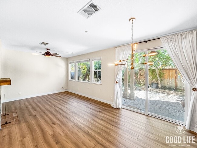 Foto del edificio - Stunning 3BD/2.5BA Townhouse in Eastlake W...