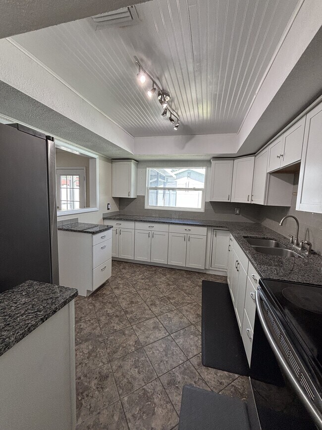 Foto del edificio - 4 Bed/2 Bath