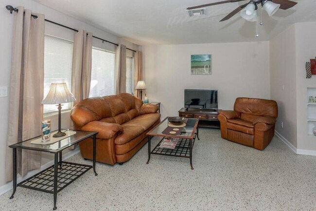 Foto del edificio - 166 E 29th Ct
