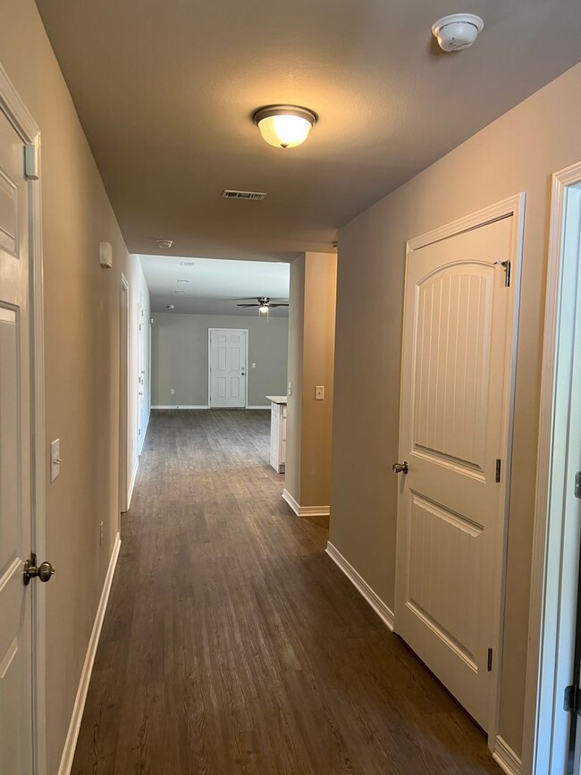 Building Photo - Great 3 bedroom off the Avalon Blvd