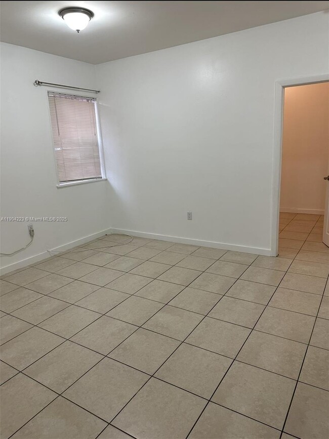 Building Photo - 985 SW 5th St